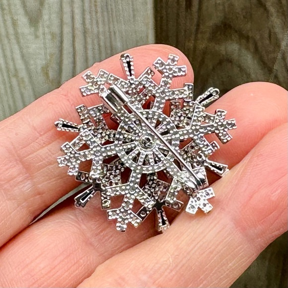 Spinning Snowflake Brooch  Black/Silver - Picture 3 of 8
